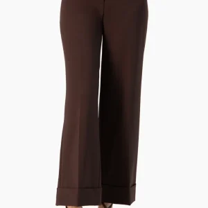 Pantalon recto en tono cafe
