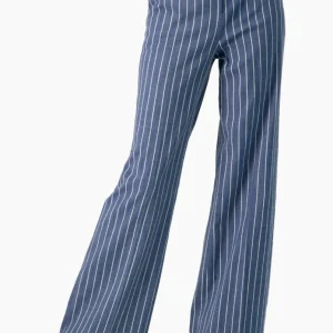 Pantalon de rayas y pierna amplia